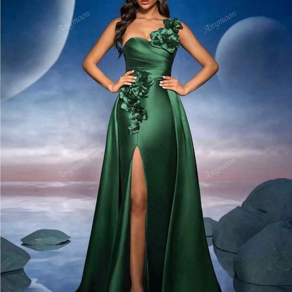 Elegant Green Evening Gown